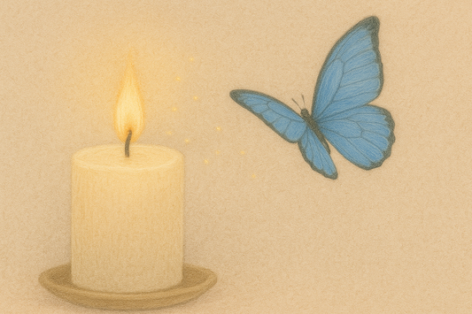 Bougie allumée et papillon bleu sur fond beige rosé - image poétique symbolisant la consolation, la lumière du souvenir et le lien entre l'humain et son animal.