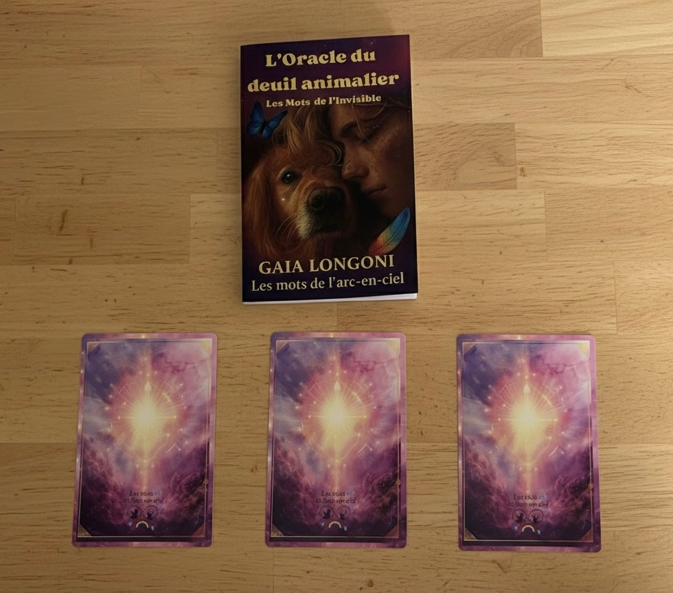 Livret de L’Oracle du deuil animalier accompagné de trois cartes disposées pour un tirage symbolique, dédié à l’accompagnement du deuil d’un animal