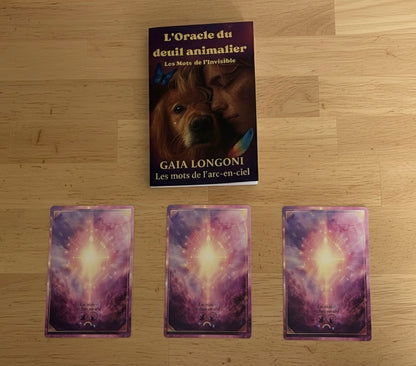 Livret de L’Oracle du deuil animalier accompagné de trois cartes disposées pour un tirage symbolique, dédié à l’accompagnement du deuil d’un animal