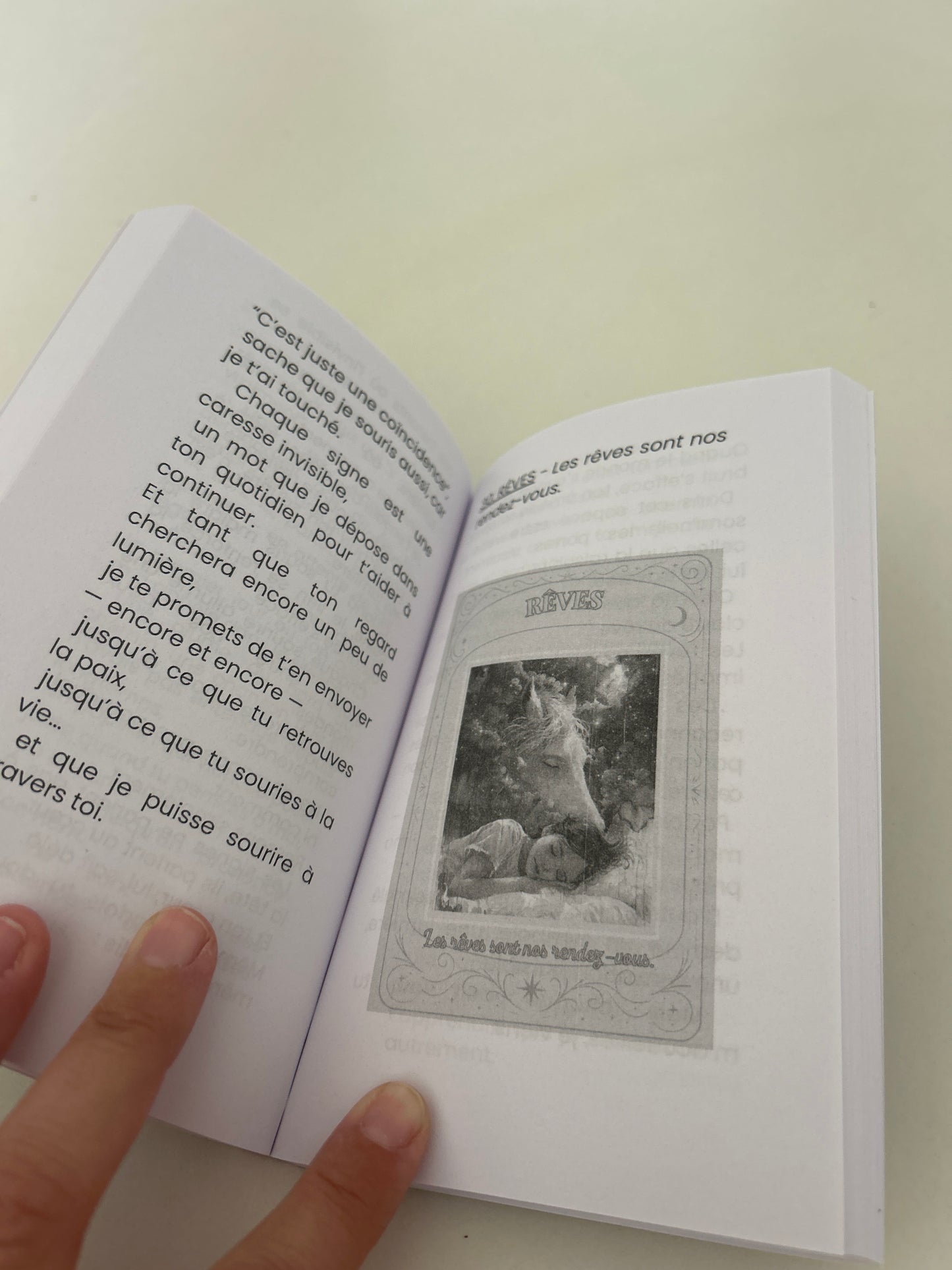 Pages intérieures du livret de L’Oracle du deuil animalier avec texte de réconfort et illustration associée, conçues pour accompagner le deuil d’un animal avec douceur