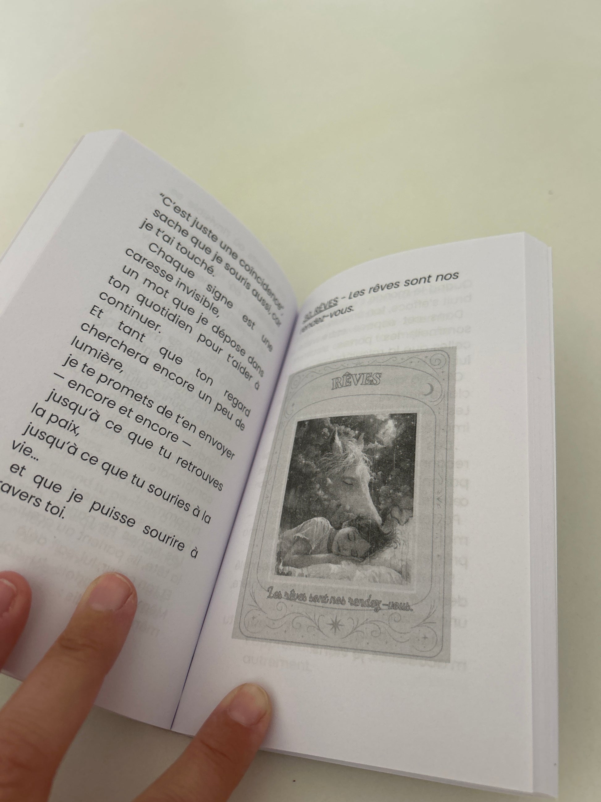 Pages intérieures du livret de L’Oracle du deuil animalier avec texte de réconfort et illustration associée, conçues pour accompagner le deuil d’un animal avec douceur