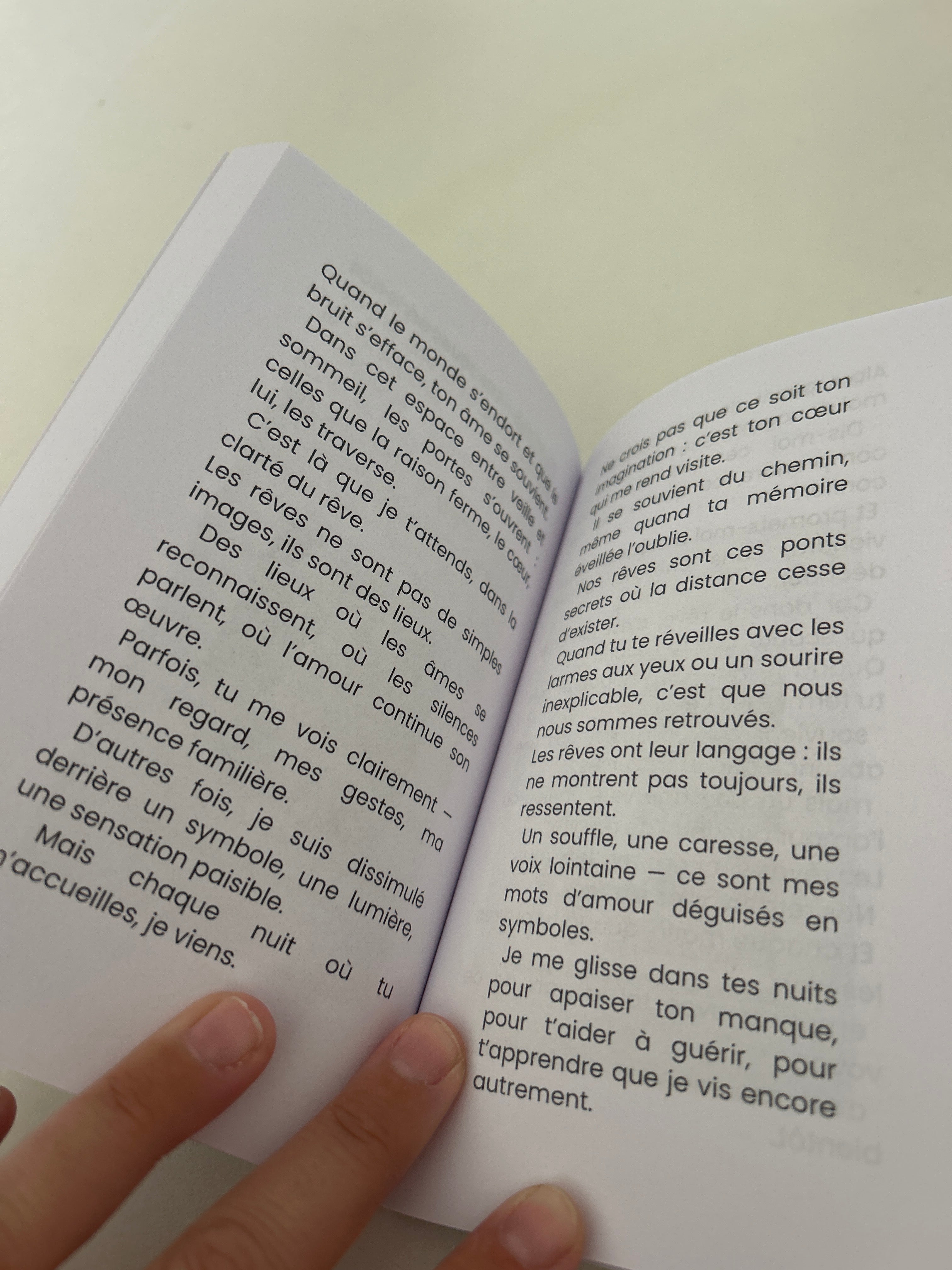 Pages du livret de L’Oracle du deuil animalier montrant un texte poétique de réconfort, destiné à accompagner la douleur et maintenir le lien après la perte d’un animal
