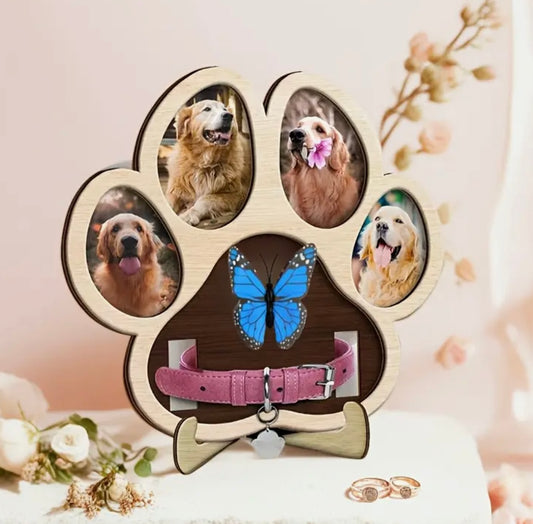 Support photo en forme d’empreinte pour le deuil animalier, présenté avec des photos de chien et un collier en exemple, décoré d’un papillon bleu et posé sur une table avec des fleurs. Porte-collier et cadre souvenir permettant aux clients d’ajouter leurs propres photos et objets de leur animal.